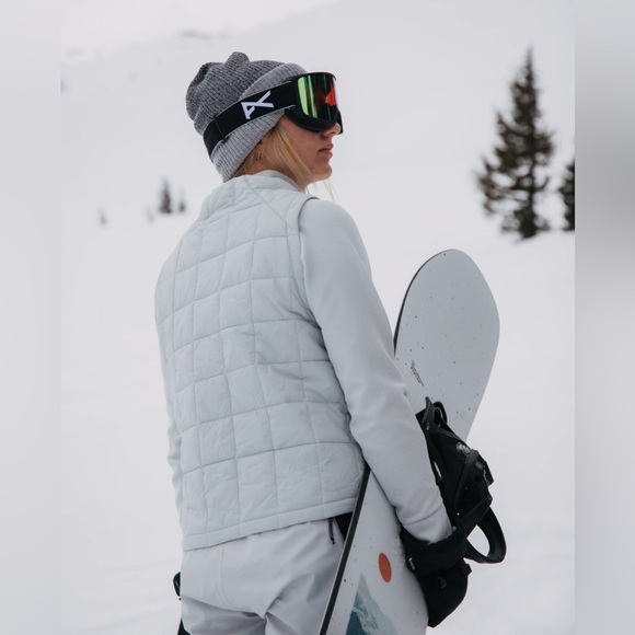 NWT Women's Burton Carbonate Insulated Vest - Picture 2 of 16